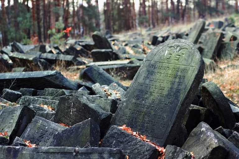 Białystok: trzy kamienie kryją los rodziny Atłasowiczów