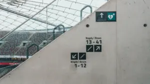 Oznaczenia rzędów na trybunach nowoczesnego stadionu piłkarskiego w Poznaniu, Polska.