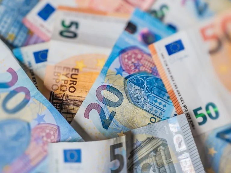 EBC zdecyduje 10 września. Stawką kurs euro i koszty importu