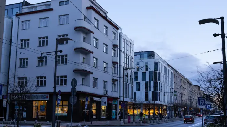 Ulica Świętojańska w Gdyni z charakterystyczną modernistyczną zabudową w świetle dnia.