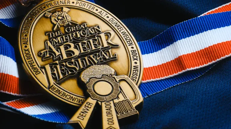 Złoty medal z wstążką symbolizujący prestiżowe wyróżnienie literackie oraz sukces twórczy.