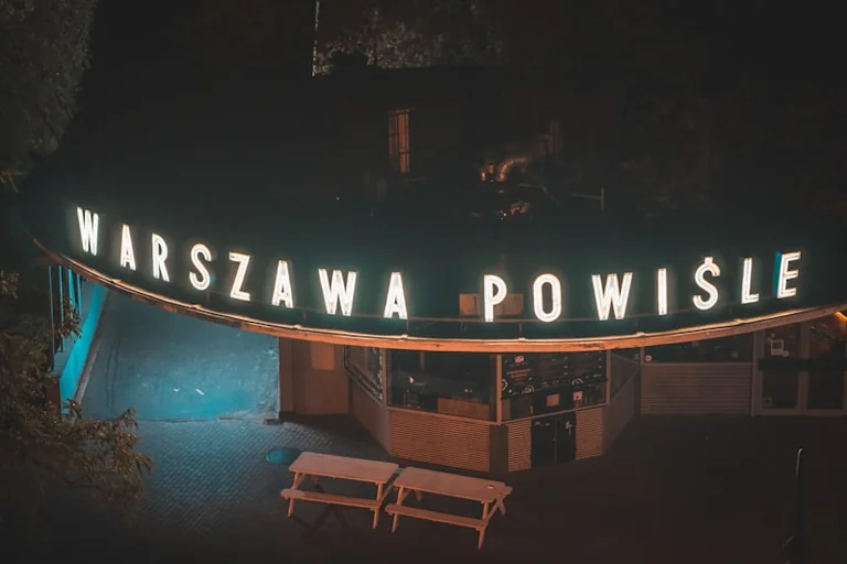Warszawa dziś wieczorem: Wisła, deszcz i bezpieczny powrót