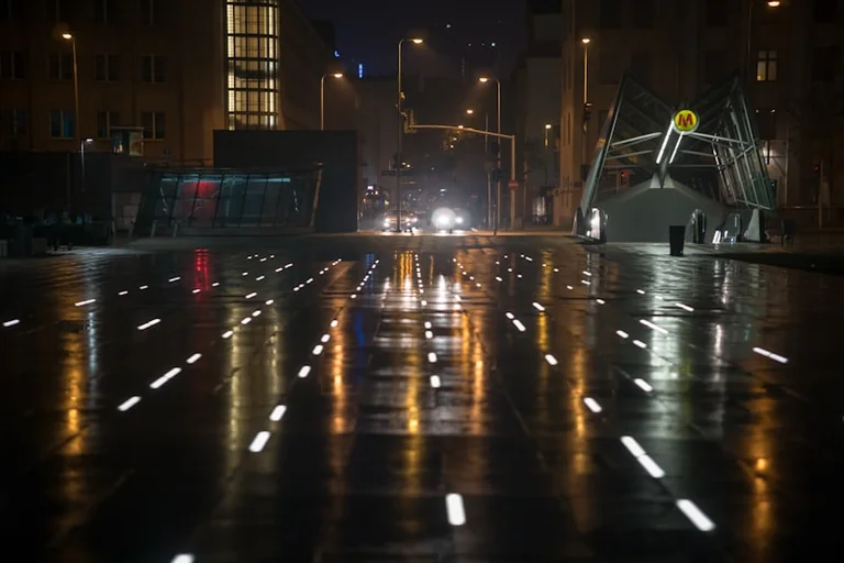 Warszawa dziś wieczorem: Wisła, deszcz i bezpieczny powrót