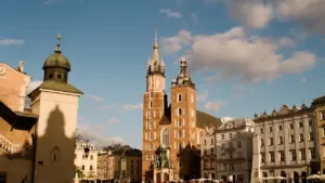 Historyczne centrum Krakowa z widokiem na charakterystyczne kościoły w świetle dziennym.