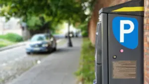Nowoczesny parkomat przy ulicy w Polsce, na którym kierowcy dokonują opłat za postój.