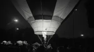 Nocny pokaz balonów w Krośnie z charakterystycznym rozświetlonym ogniem w ciemności.