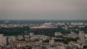 Widok z lotu ptaka na Warszawę i Stadion Narodowy w promieniach słońca.