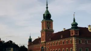 Zamek Królewski w Warszawie z charakterystyczną wieżą zegarową na tle nieba