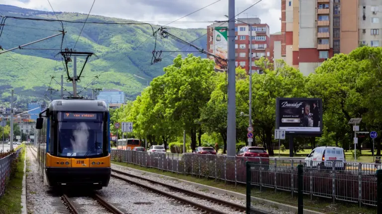 Jak porównać koszt dojazdu autem i transportem publicznym?