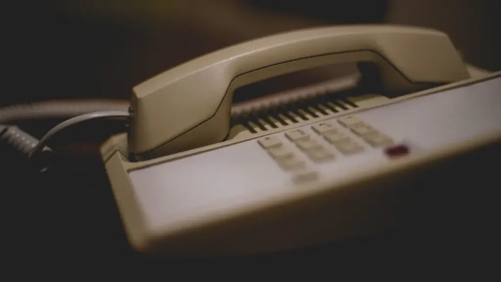 Klasyczny telefon stacjonarny jako symbol komunikacji alarmowej i komunikatów RCB w Polsce.