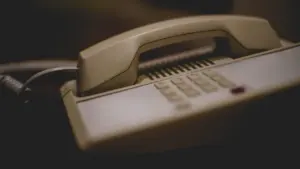 Klasyczny telefon stacjonarny jako symbol komunikacji alarmowej i komunikatów RCB w Polsce.